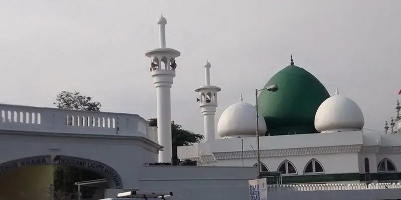 Architectural Beauty of Thousand Lights Mosque